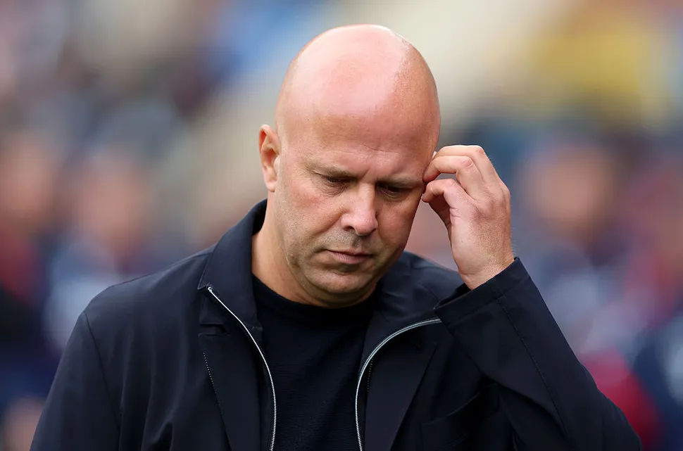 صلاح ليس الأزمة.. مستقبل سلوت مع ليفربول في خطر