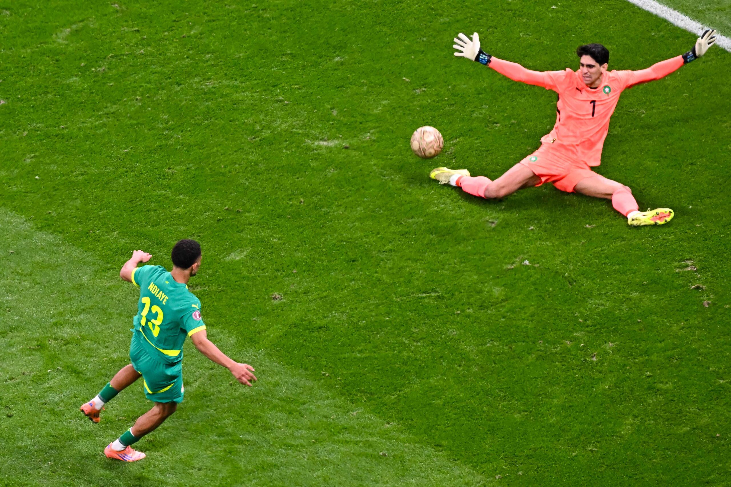 إنزاجي يحسم موقف بونو من حراسة عرين الهلال أمام الفيحاء