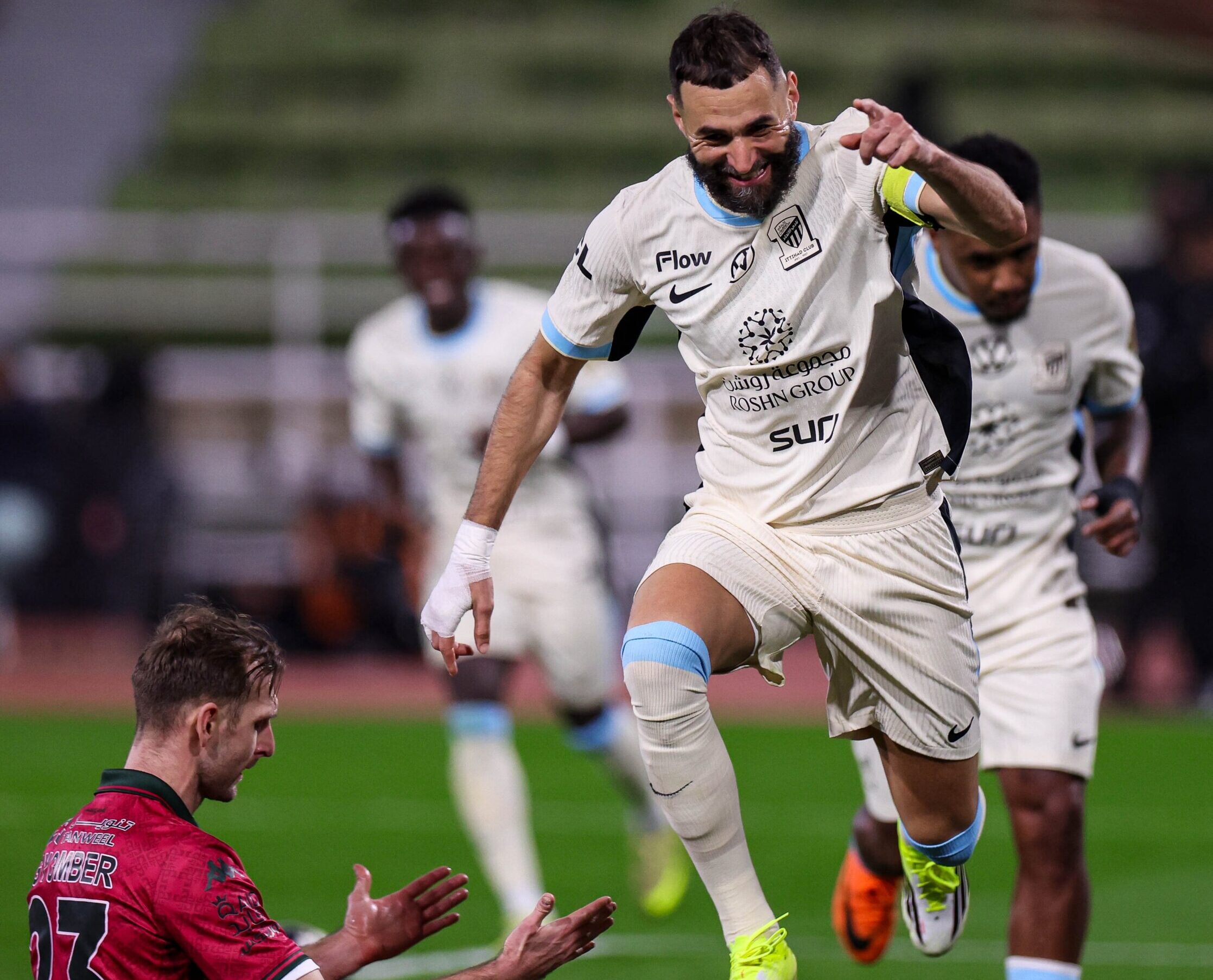 عاجل في ليلة توهج بنزيما.. الاتحاد يسحق الخلود برباعية