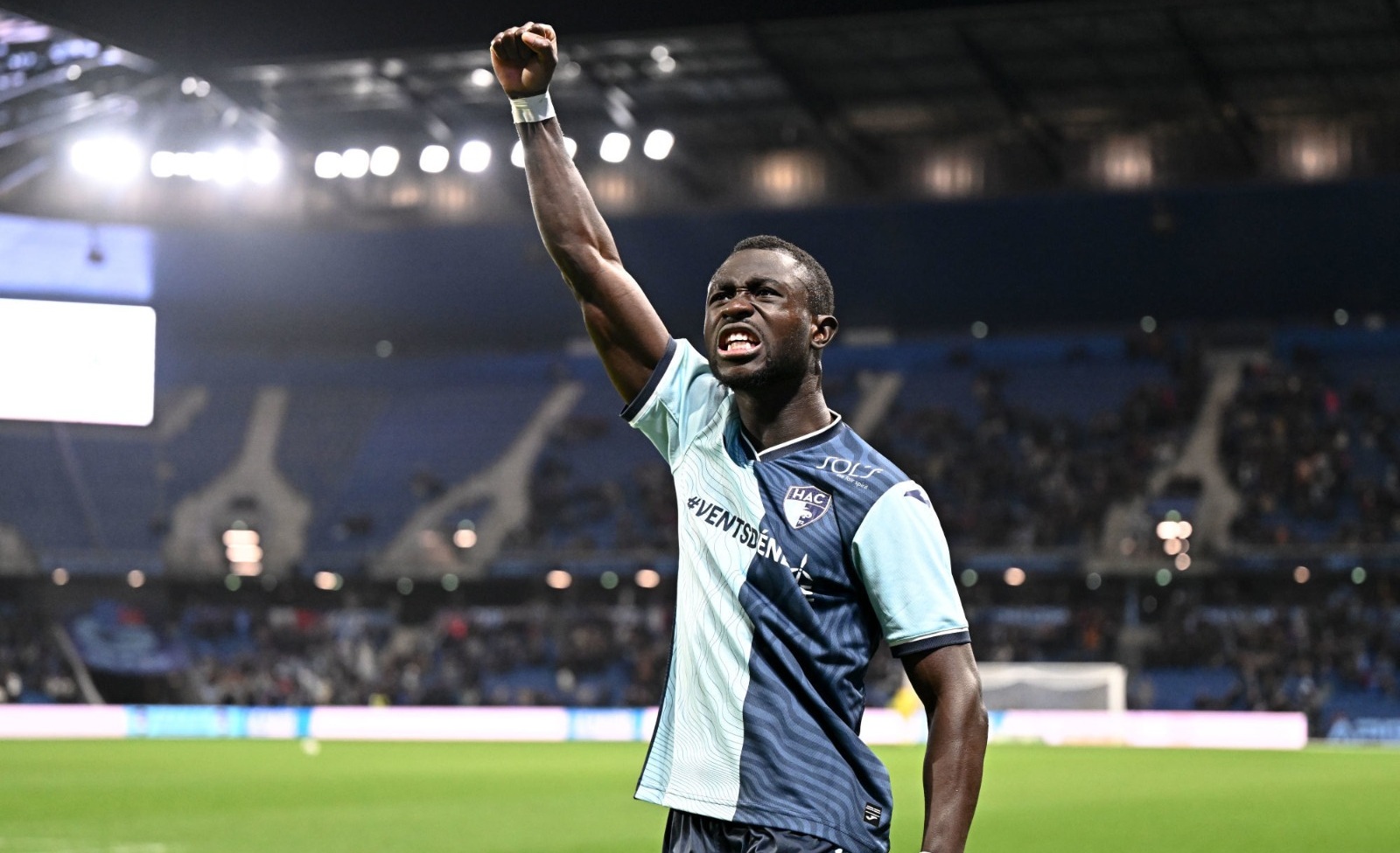 الشباب يخطط لتعزيز دفاعه بصفقة قوية من الملاعب الفرنسية