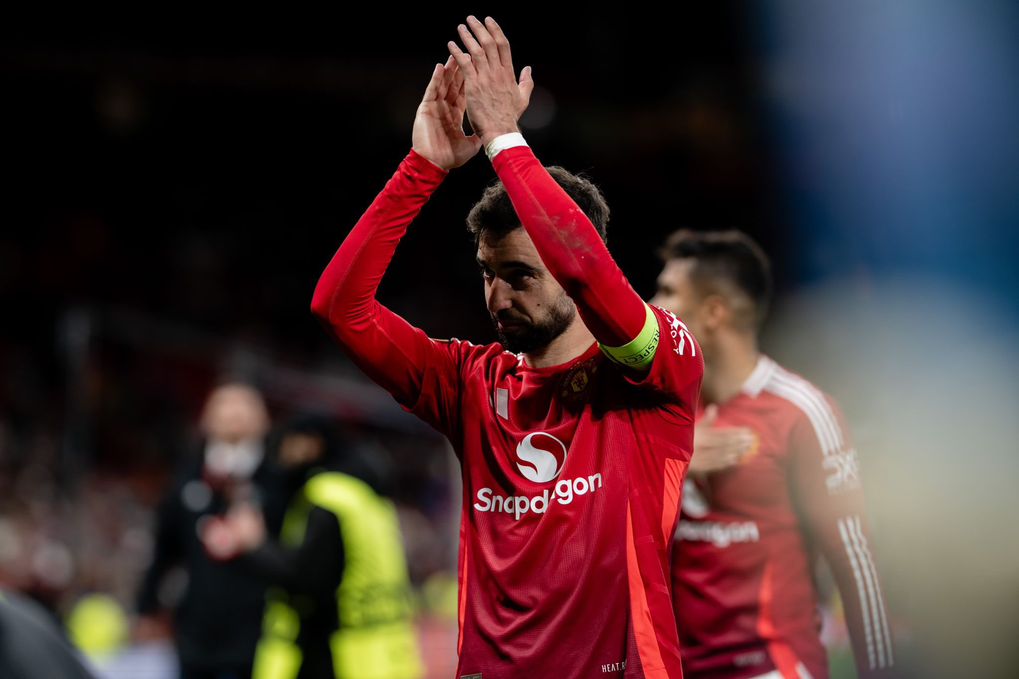 برونو فيرنانديز يكشف متى سيحسم موقفه من عرض الهلال