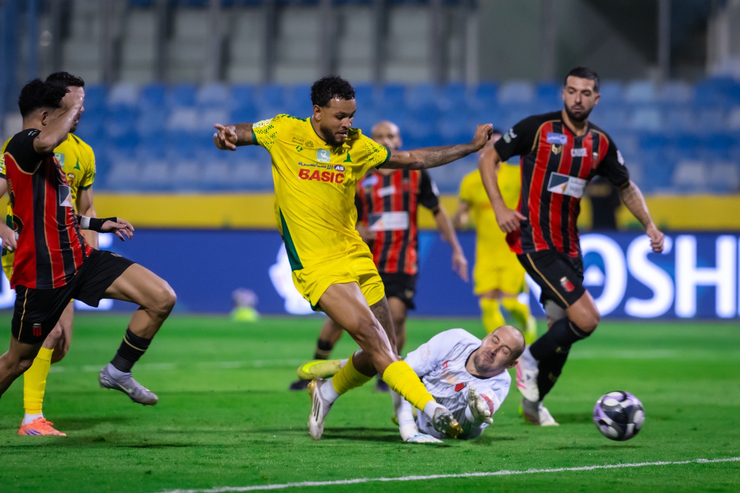 عرض مغرٍ من الهلال يشعل الجدل حول مستقبل كينج