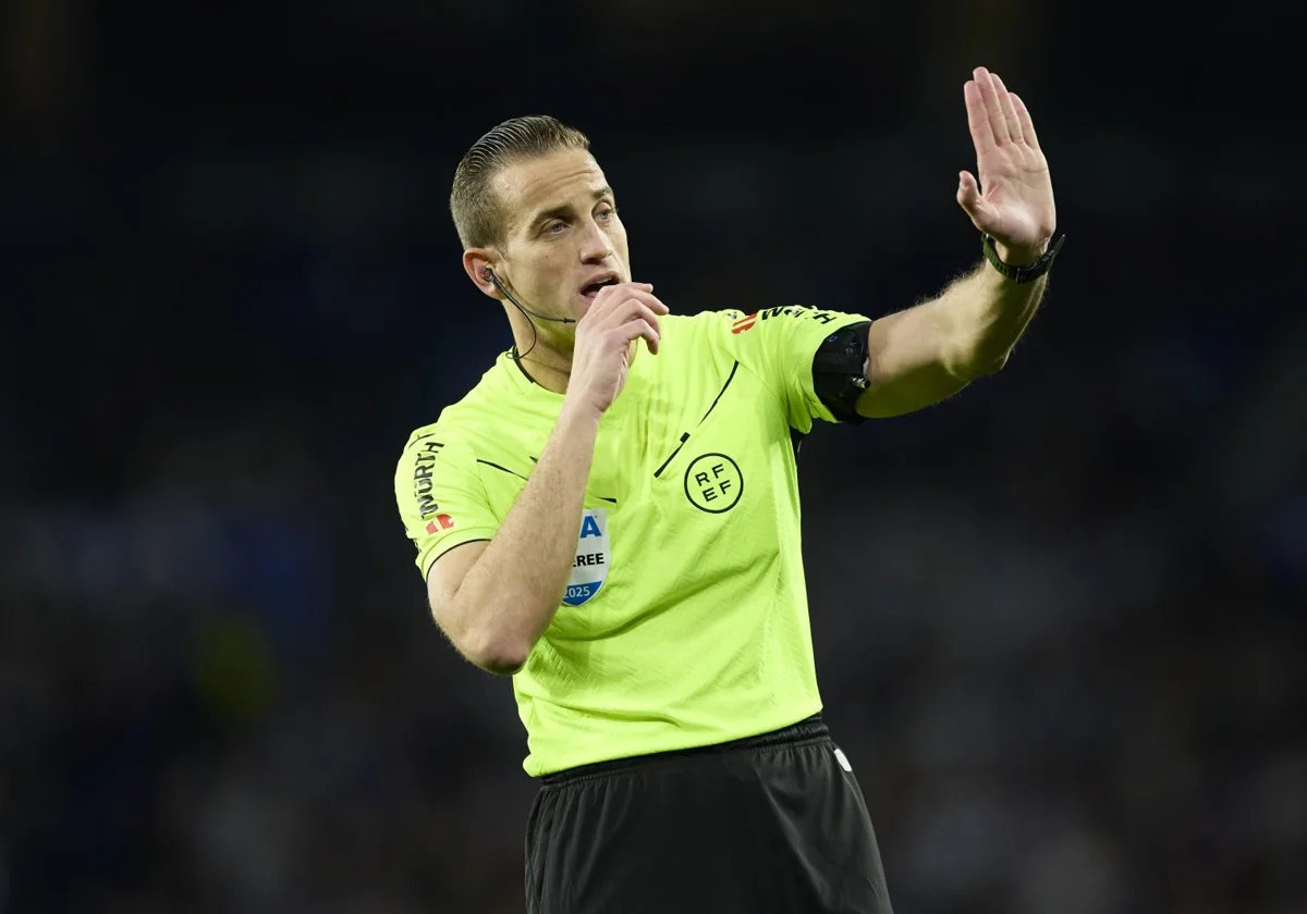 حكام مباريات اليوم في الجولة 16.. صافرة إسبانية لمواجهة الهلال ضد نيوم