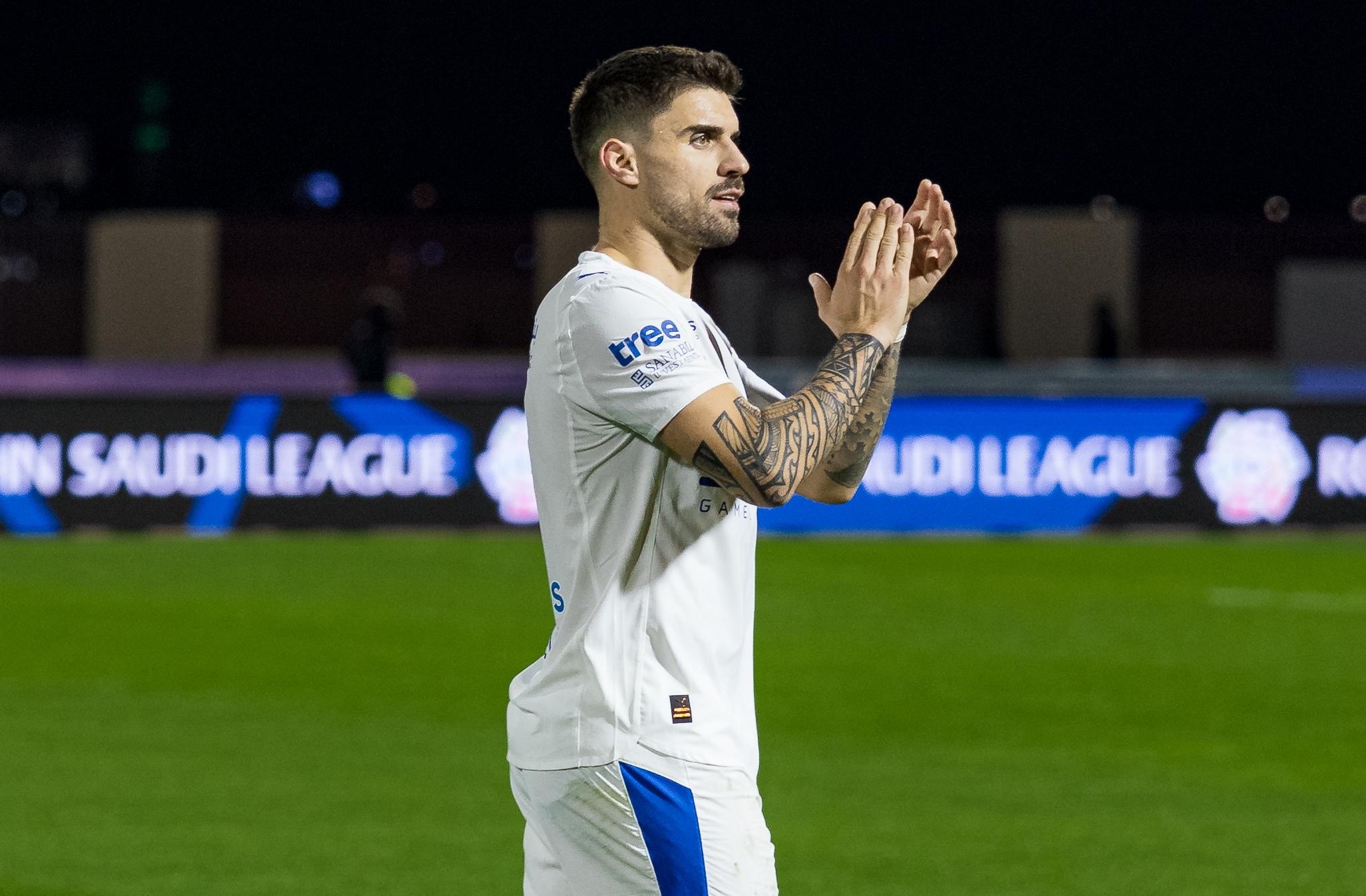 17 مليون إسترليني تقرّب نيفيز من أولد ترافورد