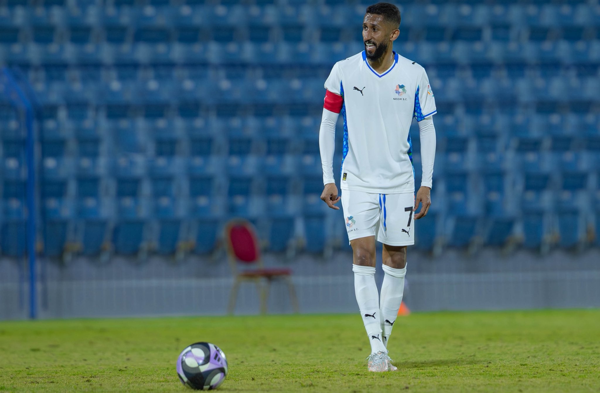 سلمان الفرج في اختبار العاطفة والطموح أمام الهلال بقميص نيوم