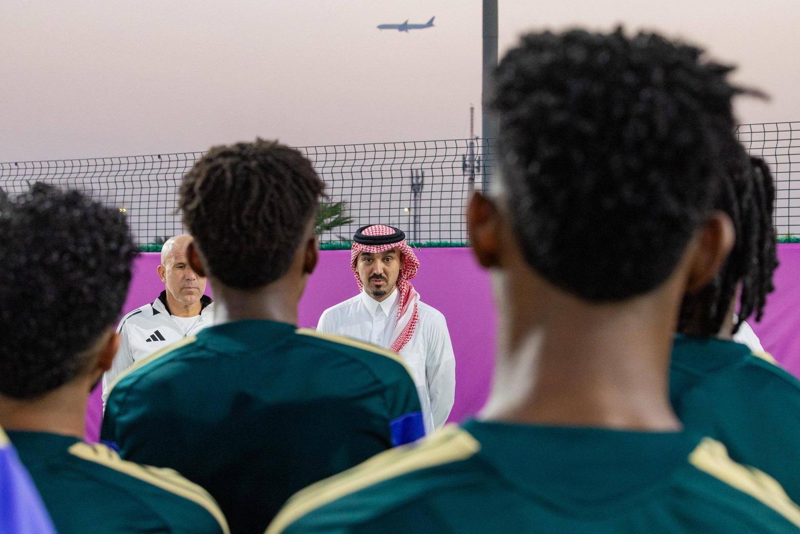 صور | وزير الرياضة يدعم الأخضر الأولمبي قبل الجولة الثانية بكأس آسيا 2026