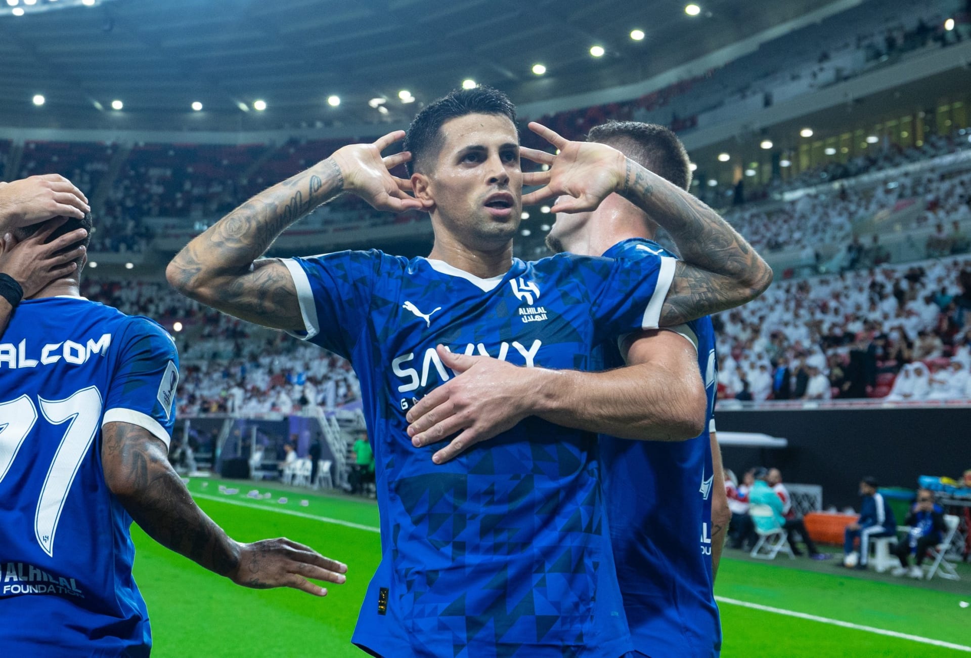 بعد إنتر وبرشلونة.. اسم جديد ينافس على صفقة كانسيلو