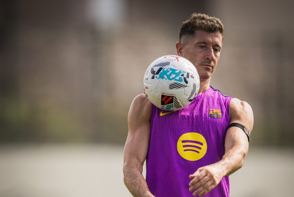 ليفاندوفسكي يحسم موقفه من الانتقال إلى الهلال في ميركاتو الشتاء