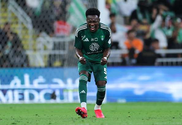 عودة سليمان بكر تعزز دفاع الأهلي قبل قمة شباب أهلي الإماراتي