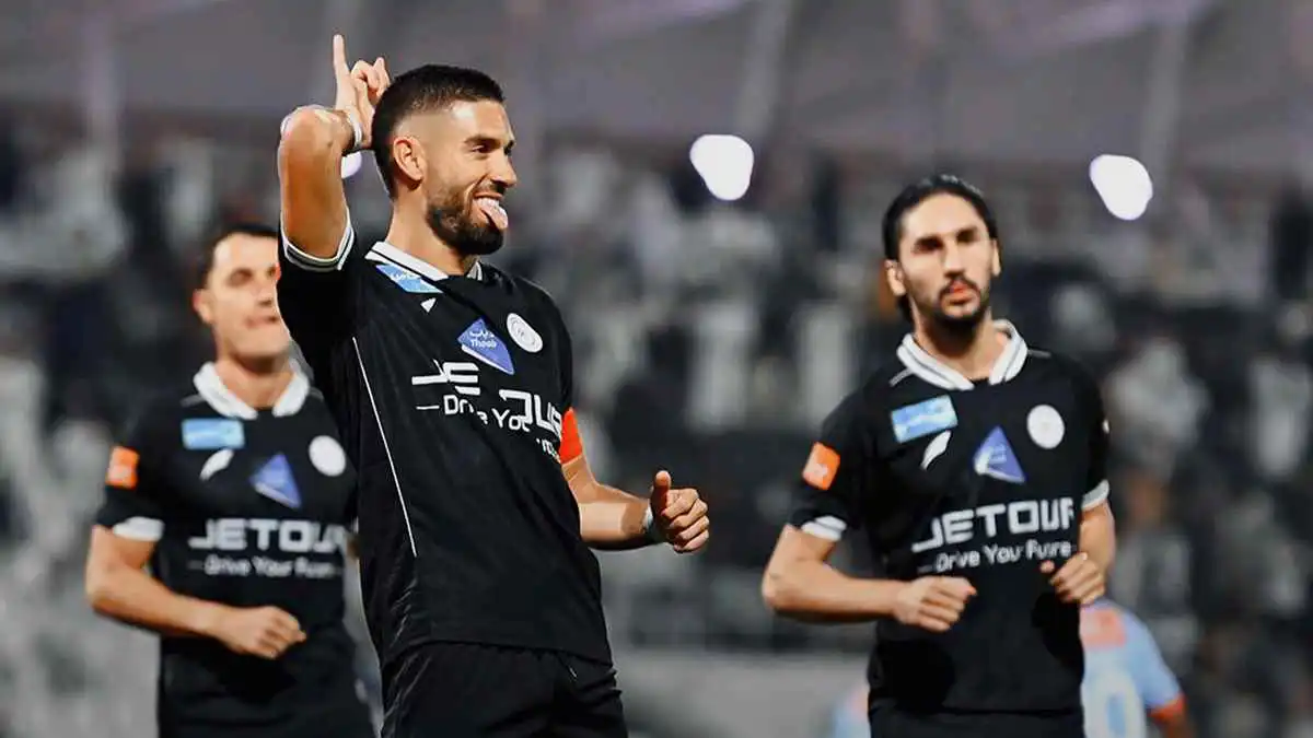 فيديو| توتر في الشباب.. كاراسكو يرد بقوة على اعتراض حمد الله