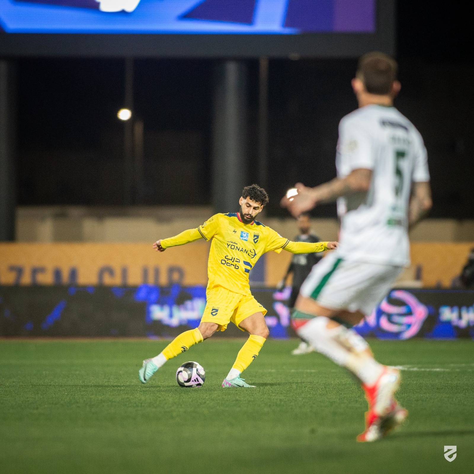 الحزم يستفيد من النقص العددي ويهزم الاتفاق بثلاثية في دوري روشن