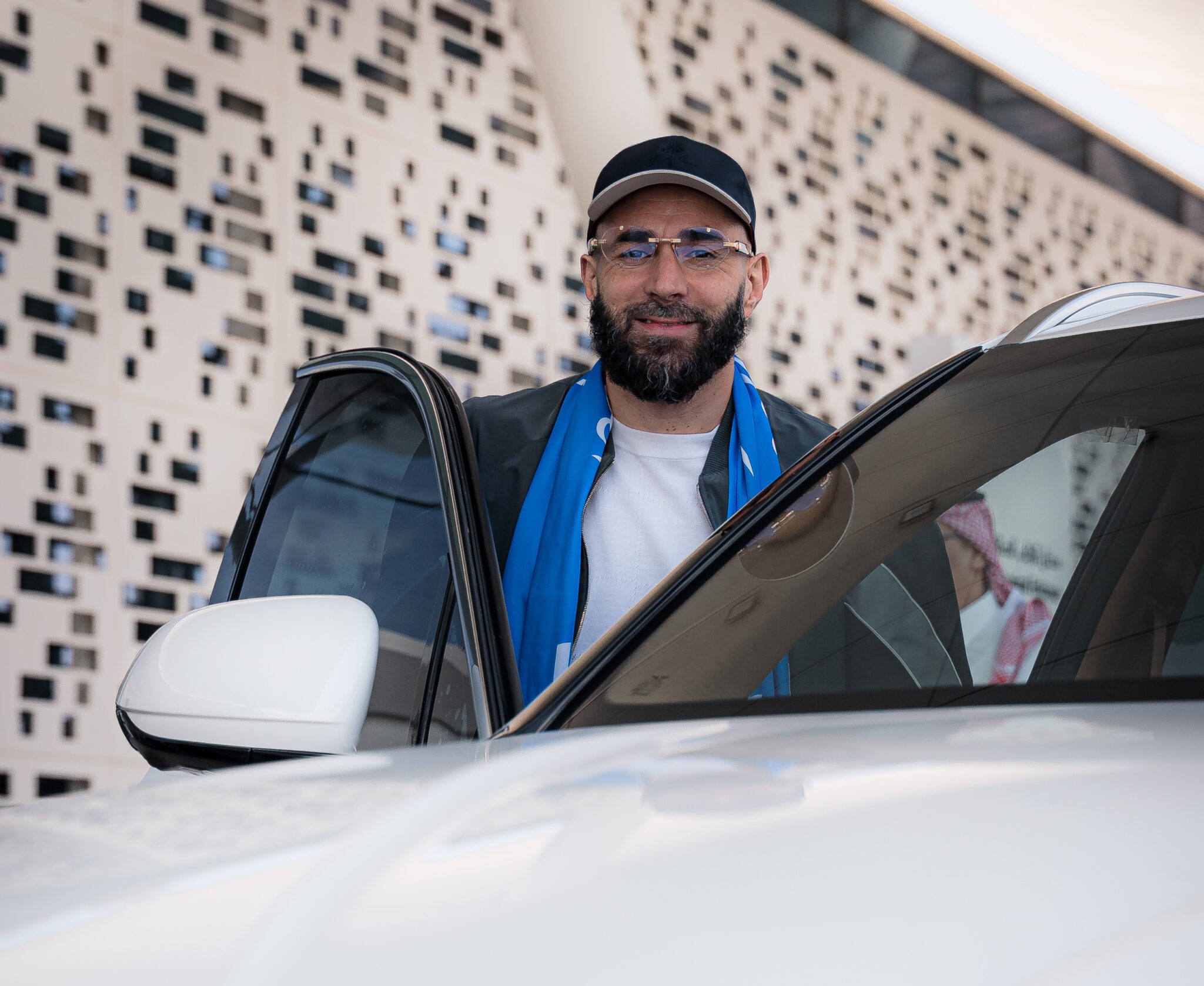 عاجل صور | استعدادًا لخوض تجربة الهلال.. بنزيما يحط الرحال في الرياض