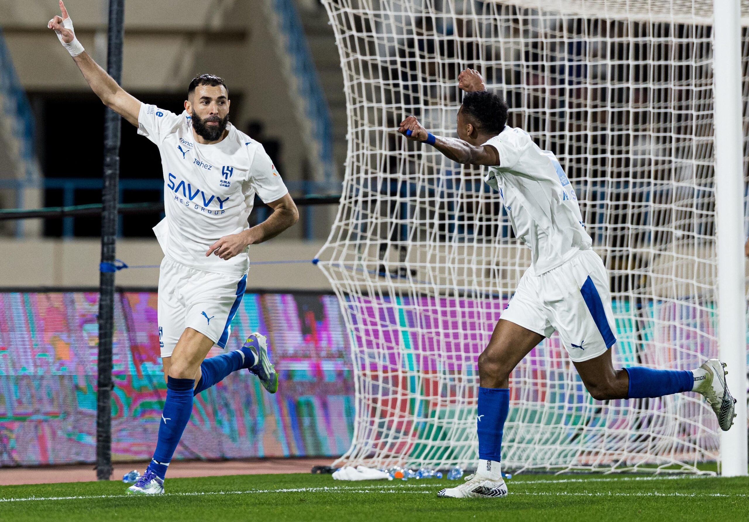 بنزيما يفتتح سجل أهدافه مع الهلال بلمسة ساحرة أمام الأخدود