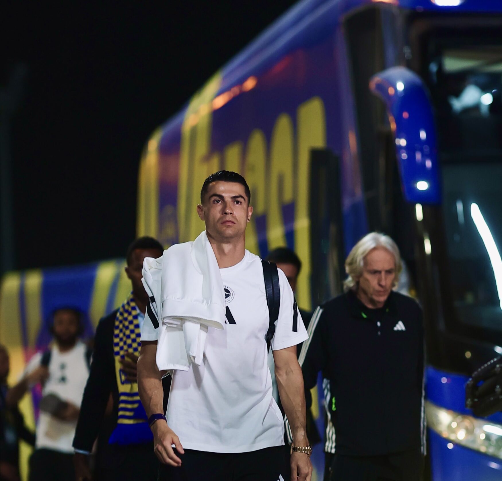 جماهير النصر تهتف باسم رونالدو قبل مواجهة الفتح في دوري روشن