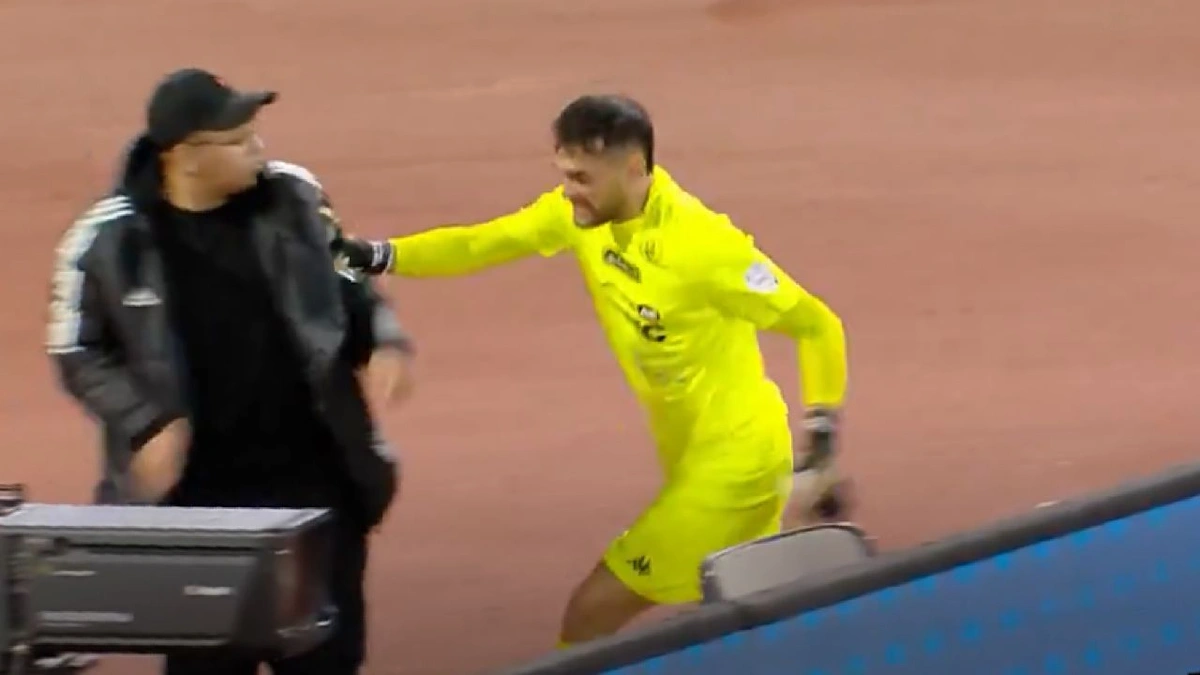 حارس الخلود يدفع حامل الكرات في لقطة مثيرة بـ«دوري روشن»