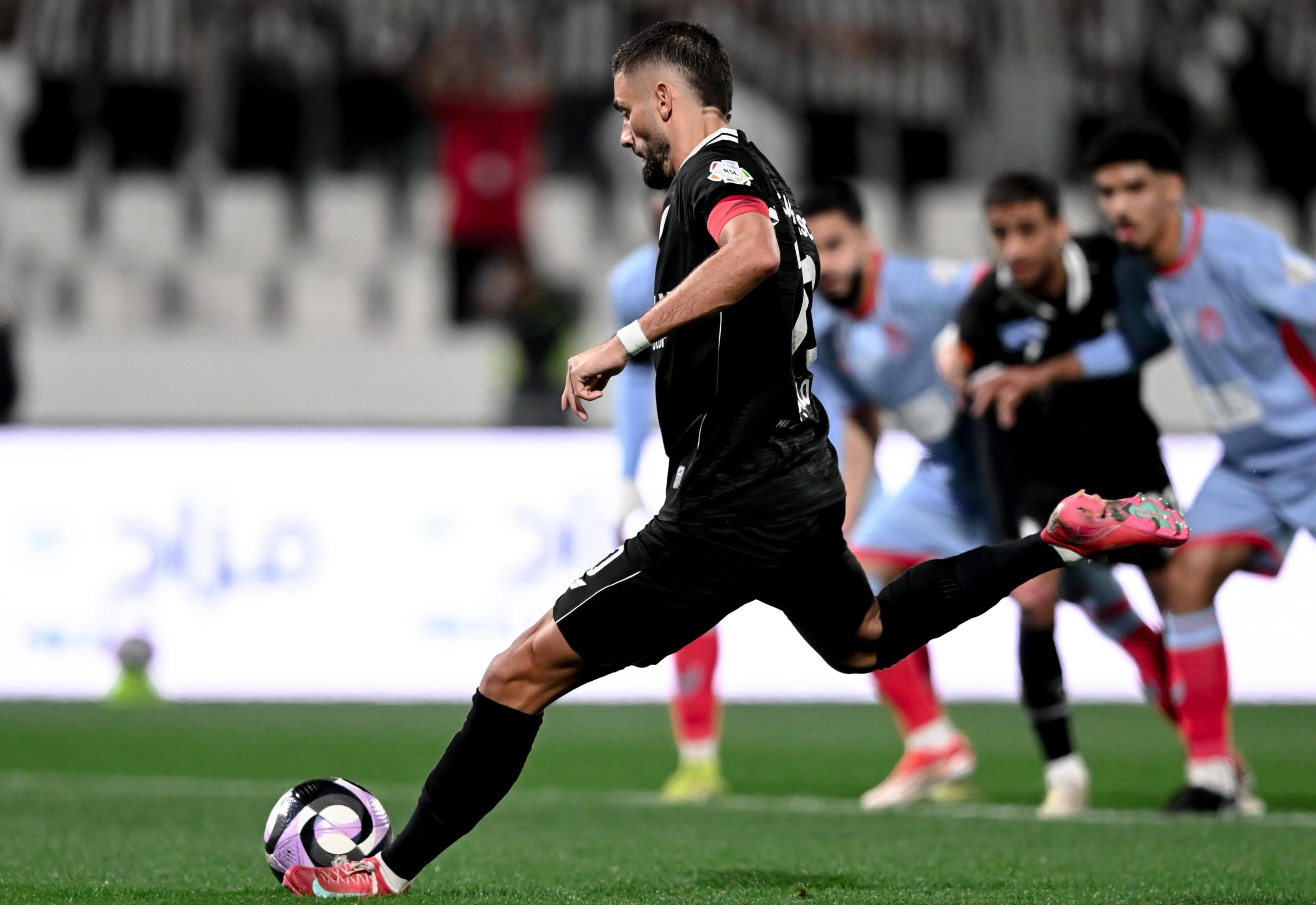 أجواء مشحونة بين حمدالله وكاراسكو.. ركلة الجزاء تثير أزمة في مباراة الشباب وضمك