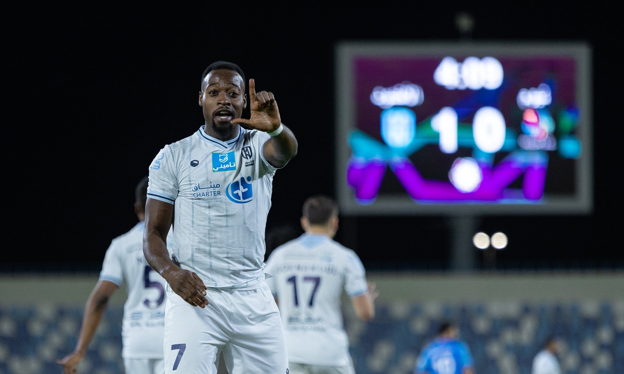 عاجل 1-1.. نيوم يتعثر في فخ الأخدود