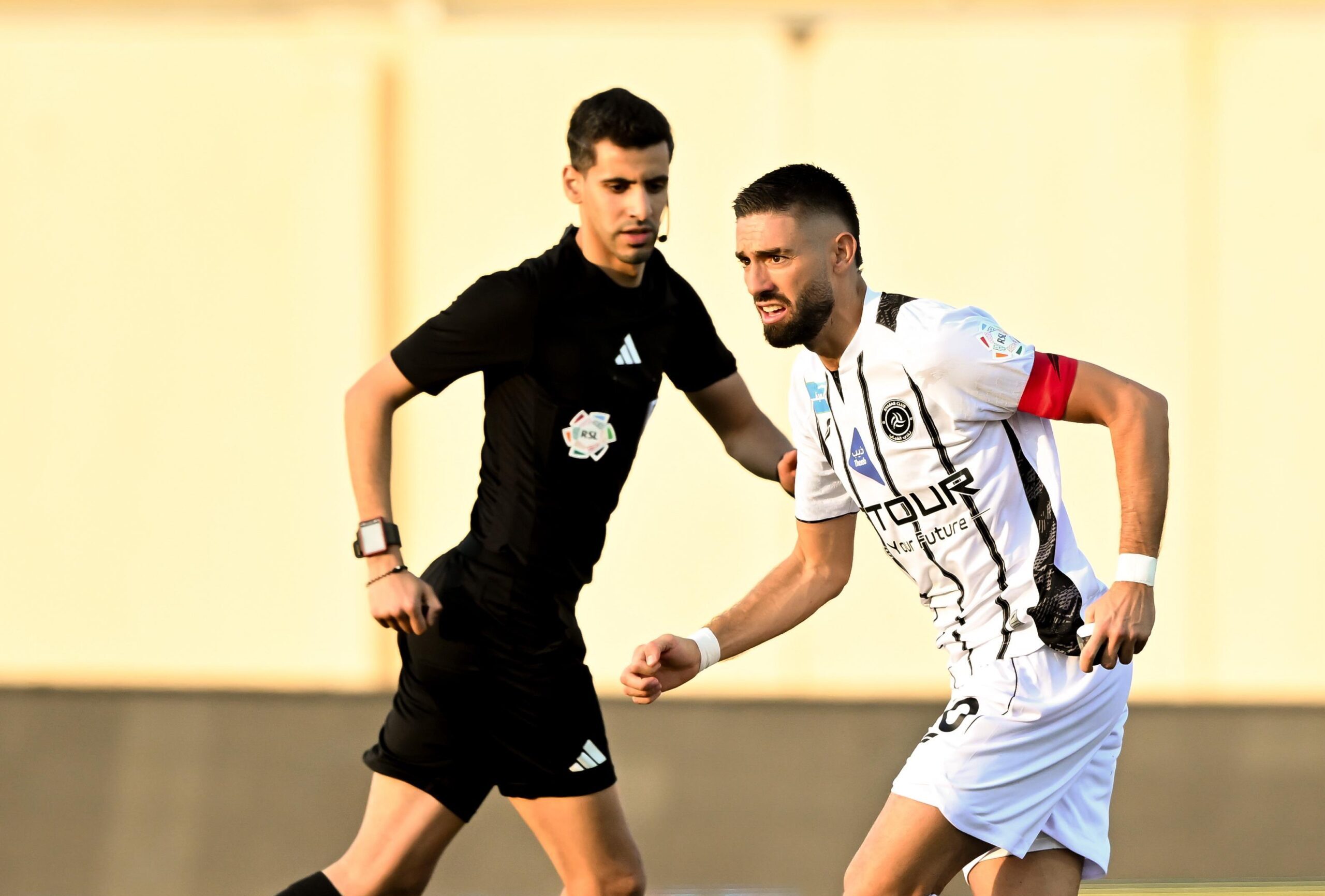 «لا حياةَ لمن تُنادي».. الشباب ينتقد التحكيم بتغريدة مثيرة