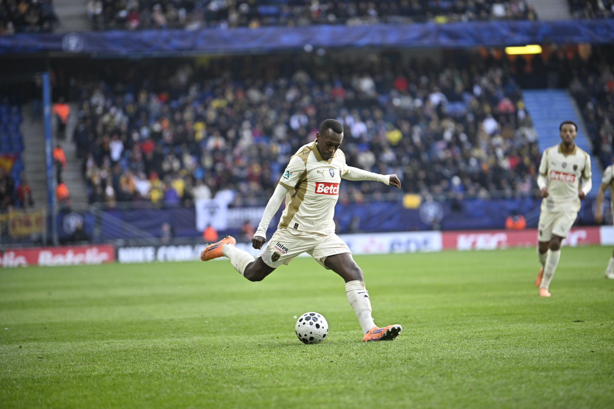 رغم العرض المالي الخيالي.. لماذا فشلت صفقة عودة سعود عبدالحميد إلى الهلال؟