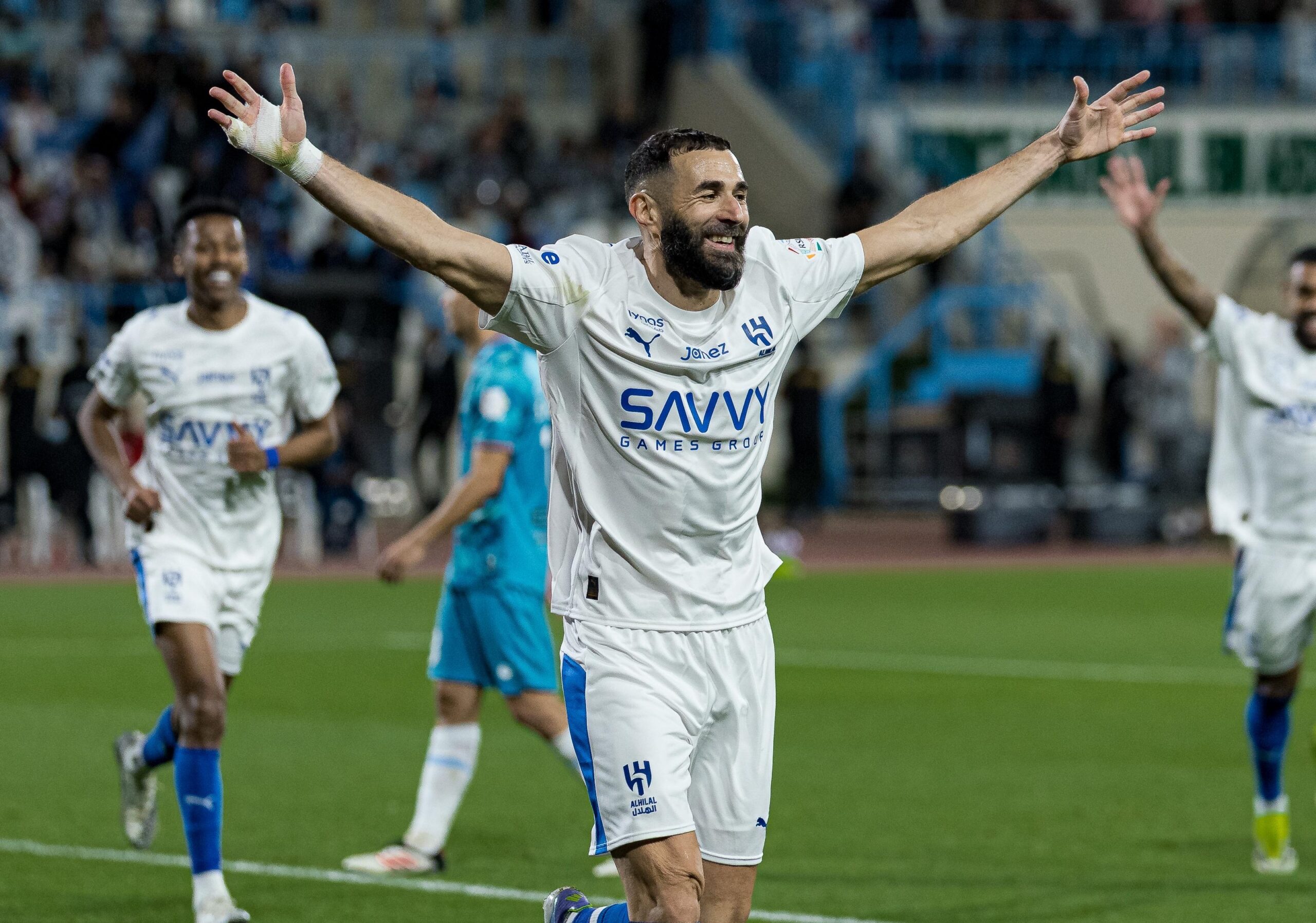 كم «ثلاثية تهديفية – هاتريك» سجلها بنزيما في مسيرته الكروية؟