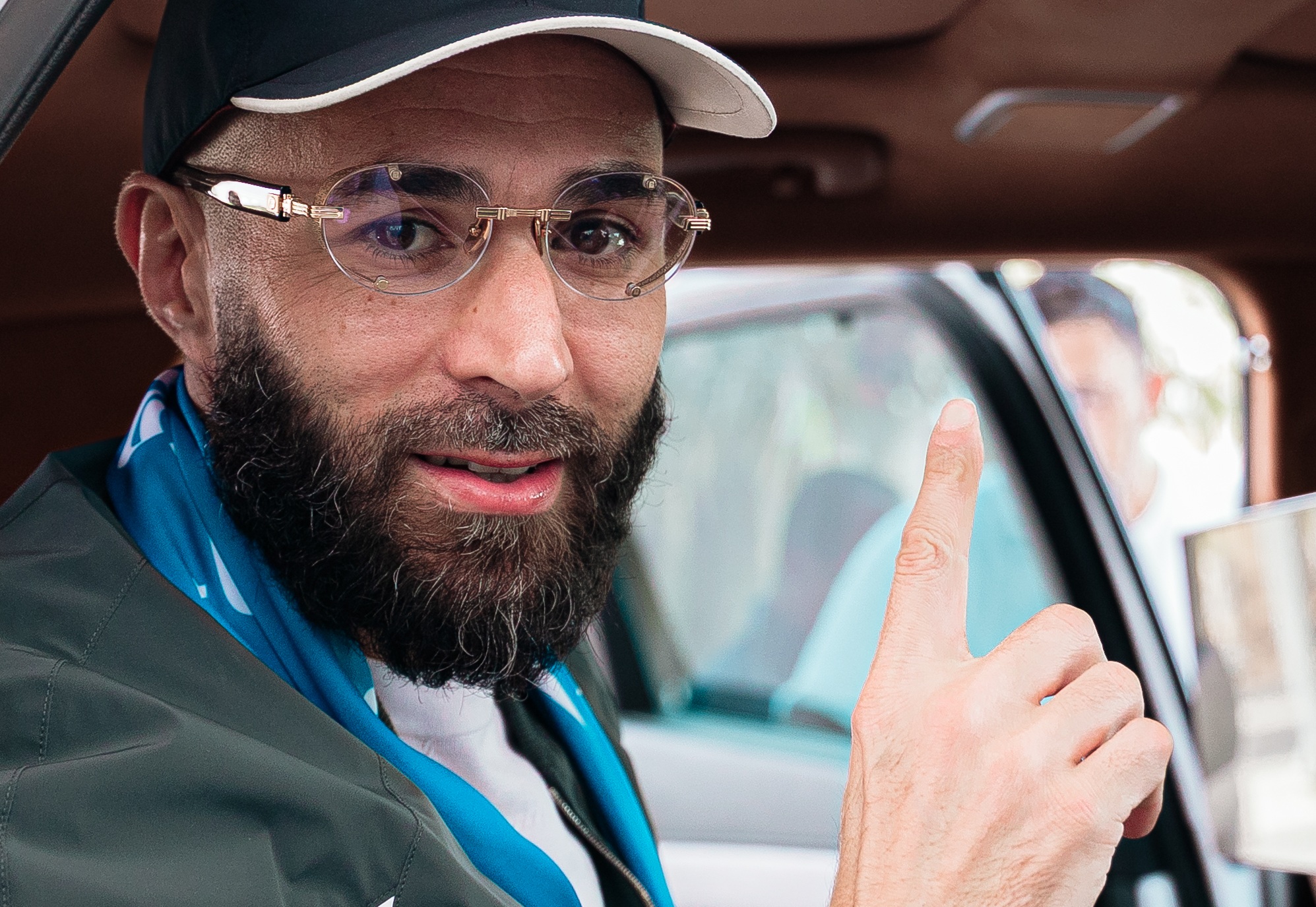 هل سيحصل بنزيما على شارة قيادة الهلال؟.. الدعيع يوضح