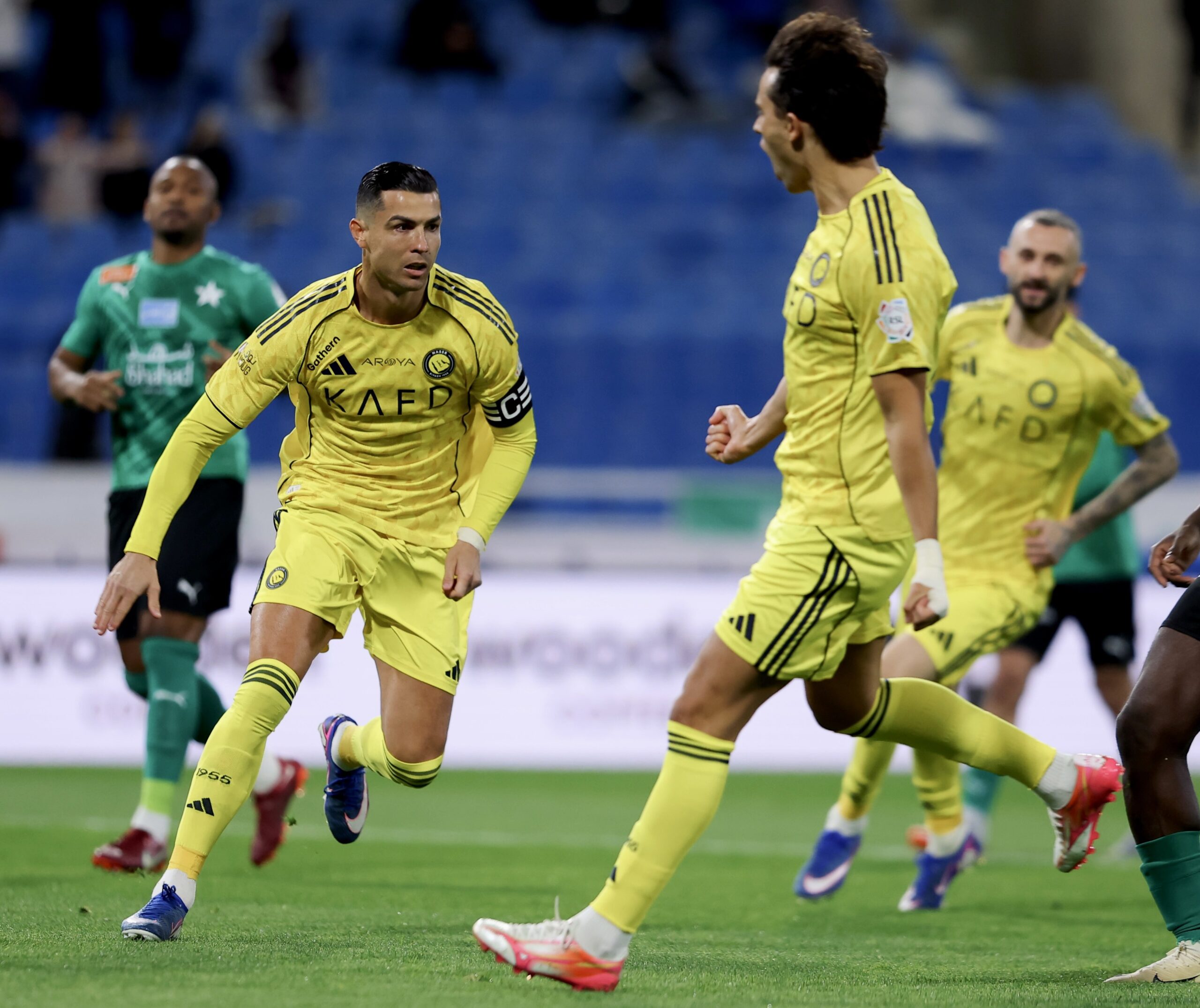 فيديو| بعد هدف رونالدو أمام النجمة.. الصراع يشتعل على حذاء روشن الذهبي