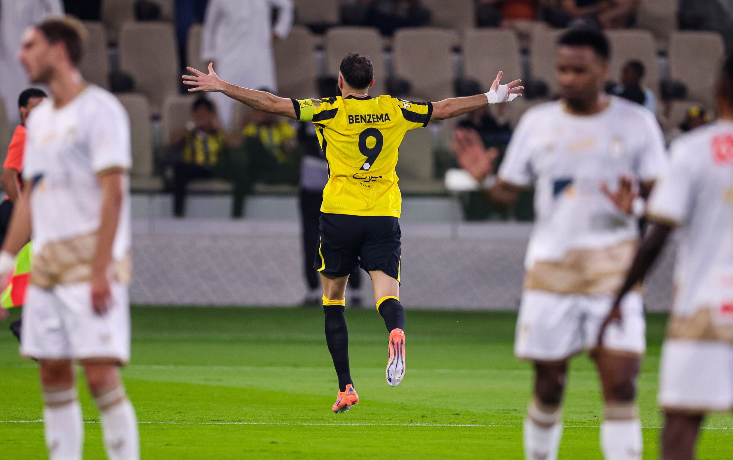 ماذا قدم بنزيما مع العميد قبل قرار الرحيل المحتمل؟ (تقرير)