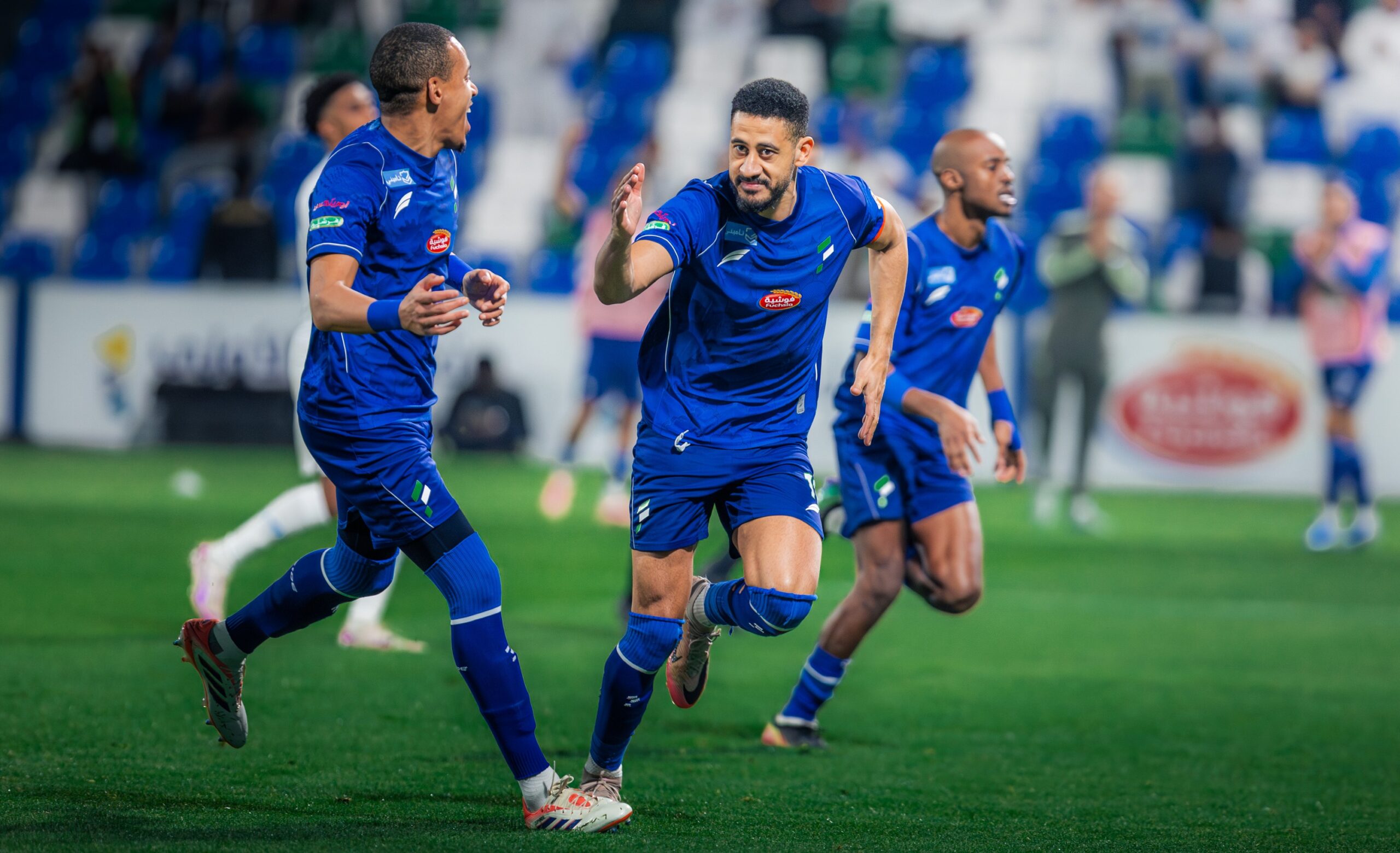 الفتح يسابق الزمن لتجهيز مراد باتنا أمام الهلال
